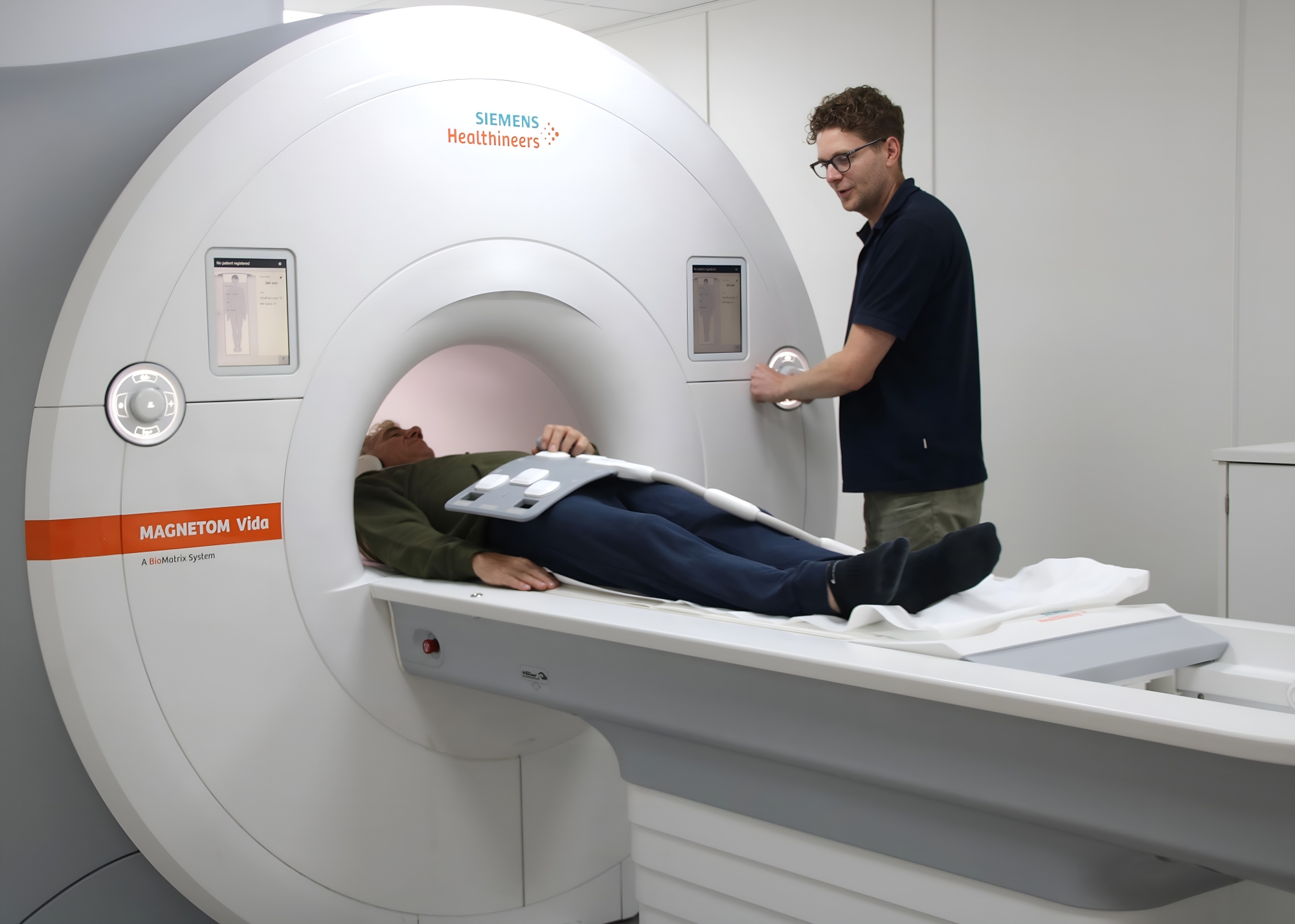laborant bij patiënt in mri scanner