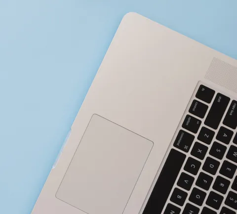 laptop met blauwe achtergrond