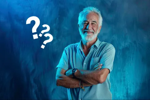 man voor blauwe achtergrond met witte vraagtekens