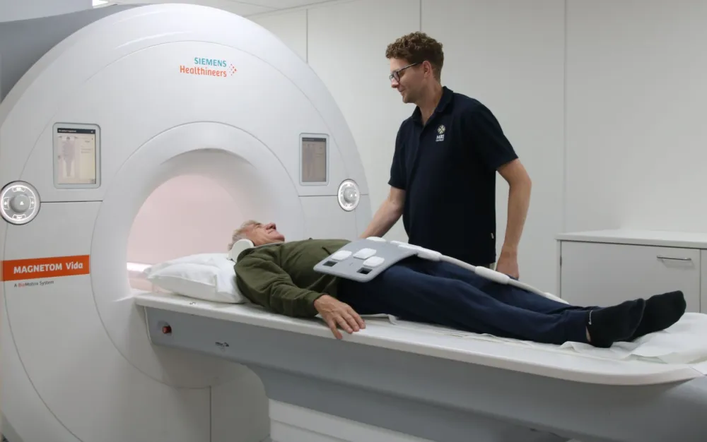 laborant met patient bij mri scanner