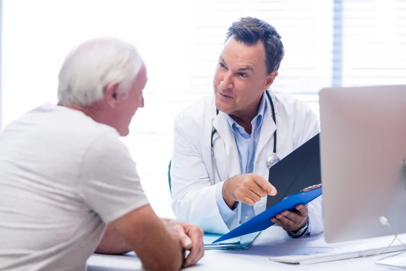 arts informeert mannelijke patient